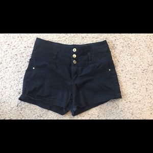 Highwasted black shorts